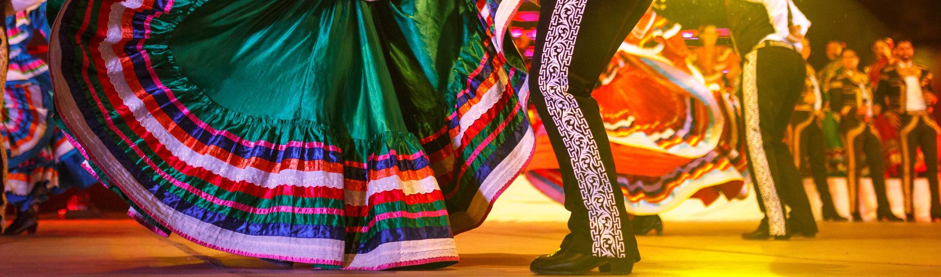 mexiko-nationalkostuem._hispanic_dancers_show.jpg