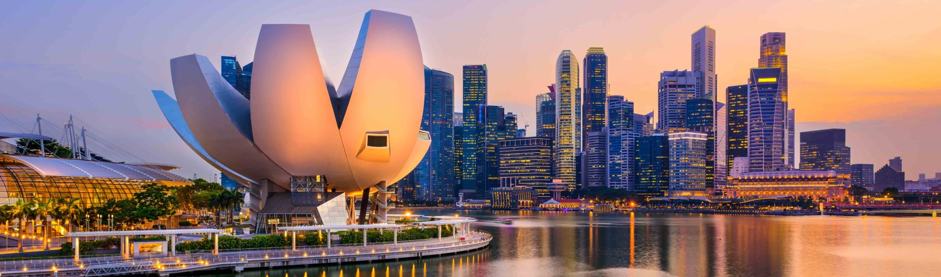 singapore_skyline_am_marina_waehrend_der_daemmerung.jpg