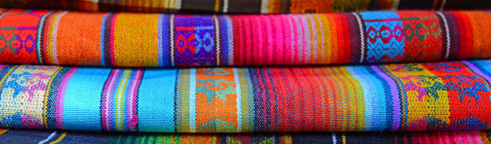 andeanischen_stoffe_auf_dem_kunsthandwerksmarkt_von_otavalo_ecuador.jpg