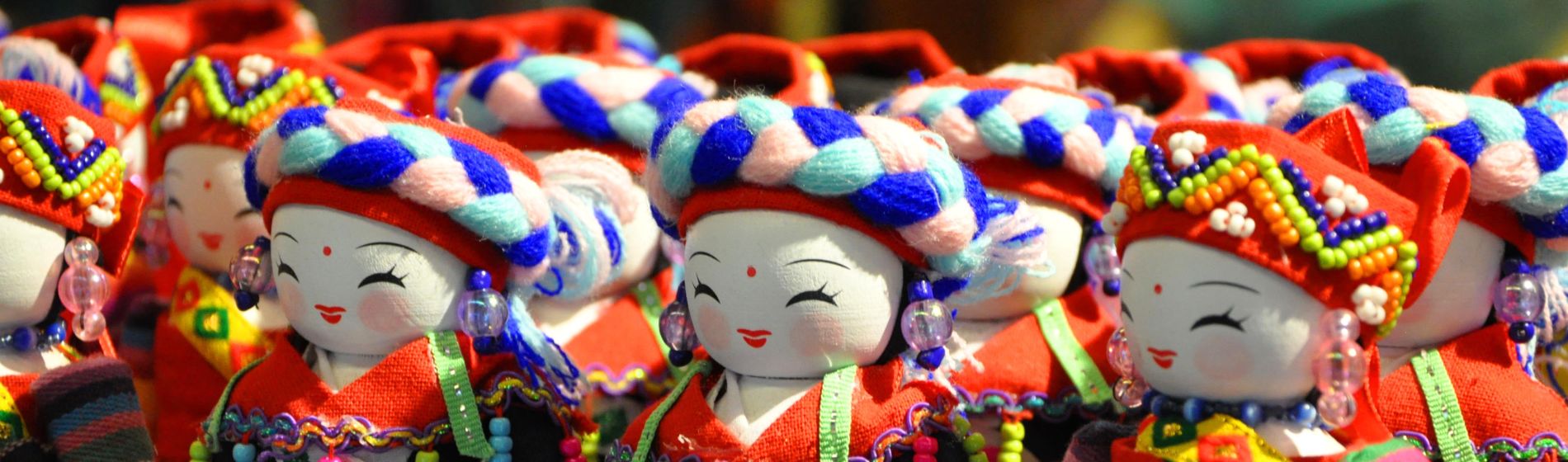 beautiful_souvenir_dolls_in_native_taiwanese_dresses.jpg