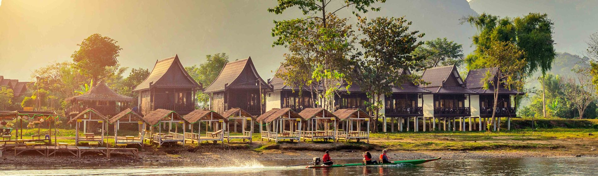 dorf_und_bungalows_entlang_des_nam_song_river_in_vang_vieng_laos.jpg