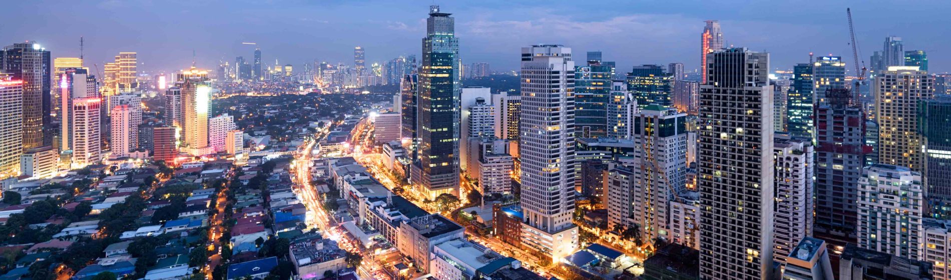 makati_city_skyline_nachts._manila_philippinen.jpg