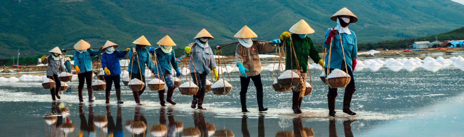 nhatrang_vietnam._frauen_tragen_salz_von_der_salzfarm_zur_fabrik.jpg