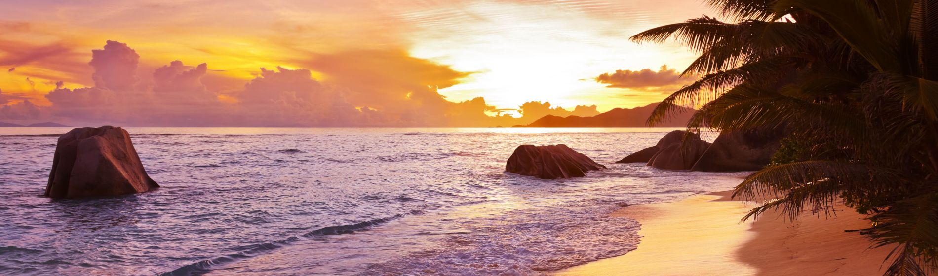 seychellen_sunset_on_tropical_beach_source_d_argent.jpg