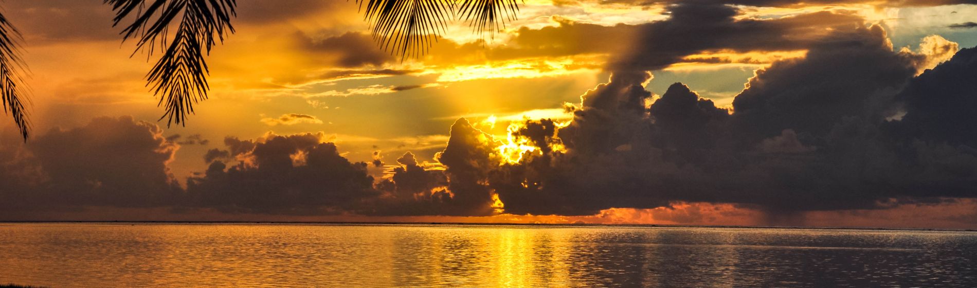 sonnenuntergang_von_einem_strand_auf_der_insel_aitutaki.jpg