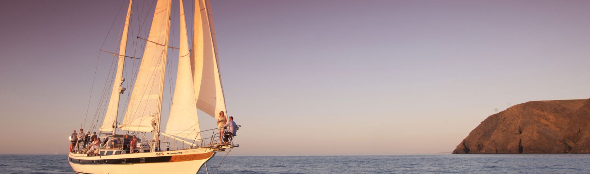 tas_wineglass_bay_sail_walk_tourismtasmania_and_the_tasmanian_walking_company.jpg