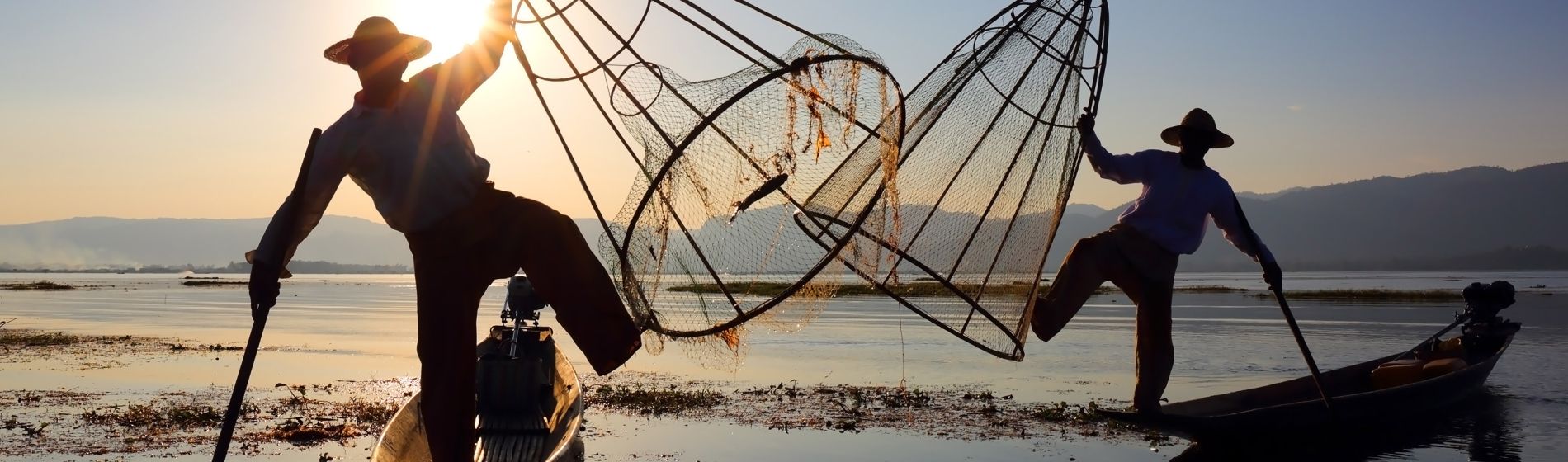 traditionelle_birmanische_fischer_mit_angelnetz_am_inle-see_in_myanmar.jpg