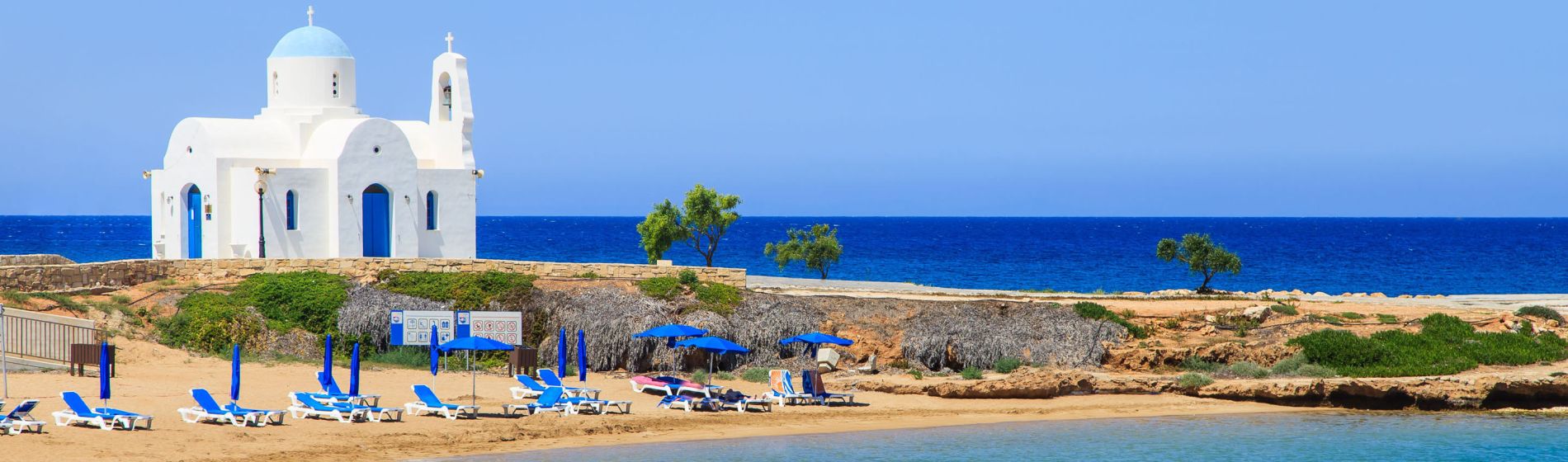 weisse_kirche_am_ufer_von_protaras_bei_aiya_napa_cyprus.jpg